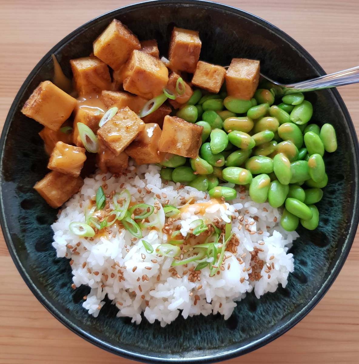 Knuspriger Tofu mit Bohnen und Erdnuss-Chili-Sauce • Rezeptradar